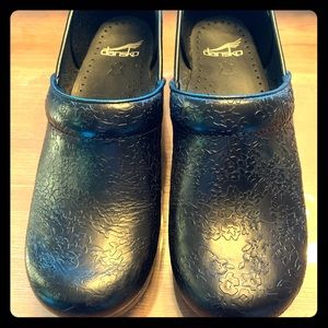 Beautiful NWOT Dansko Professional Clogs
